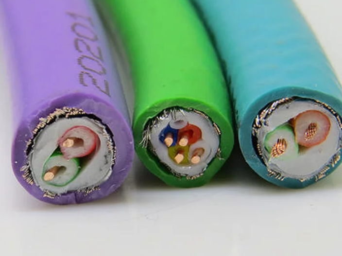 在挑選線纜的時分必定要注意其適宜性、完整性以及質(zhì)量的好壞.jpg